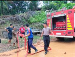 Pasca Terjadinya Hujan Deras dan Longsor,Polsek Hulu Kuantan Bergerak Cepat Bantu Warga