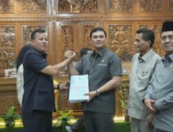 Bupati Kuansing Sampaikan R-APBD 2024 Rp1,5 Triliun Dalam Paripurna DPRD.