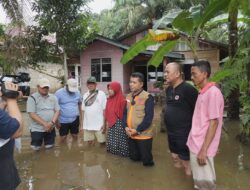 Sekda Kuansing H Dedy Sambudi langsung menyalurkan bantuan banjir kepada masyarakat yang terdampak di Desa Sikakak Kecamatan Cerenti