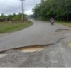 Jalan Banyak Lubang, Warga Minta Dinas PUPR Pemkab Kuansing Segera Memperbaiki Jalan Banyak Lubang, Warga Minta Dinas PUPR Pemkab Kuansing Segera Memperbaiki
