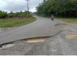 Jalan Banyak Lubang, Warga Minta Dinas PUPR Pemkab Kuansing Segera Memperbaiki