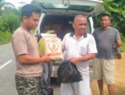 Kades Tebing Tinggi Salurkan Bantuan Sembako Kepada Warganya Yang Menjadi Korban Banjir