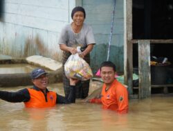Bupati Arungi Sungai Deras Salurkan Bantuan secara langsung kepada Warga terdampak banjir