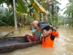 Tak Kenal Lelah, Bupati Geber Sebelas Desa Tinjau Dan Bantu Korban Banjir