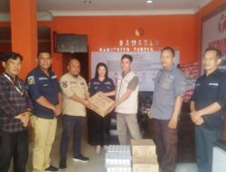 Bawaslu Pakpak Bharat serahkan penambah daya tahan tubuh bagi penyelenggara pemilu