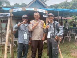 Marpa’i Linmas Desa Pulau Busuk Jaya terharu saat dapat sepatu dari petugas Polisi yang baik hati Bripka Khairul