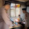 Berkah Ramadhan, Polsek Peranap Bagikan Sembako Kepada Ibu Lansia Yang Sakit Menahun