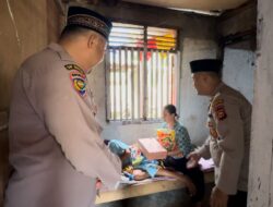 Berkah Ramadhan, Polsek Peranap Bagikan Sembako Kepada Ibu Lansia Yang Sakit Menahun