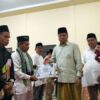 Safari Ramadan Pemkab Kuansing di Kecamatan Pucuk rantau Bupati Kuansing berikan umroh gratis untuk saudara erizal
