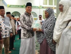 Safari Ramadhan di masjid Jami’ Desa Koto Gunung  Bupati Kuansing, Drs. H.Suhardiman Amby Berikan Umroh Gratis Kepada M. Yunus