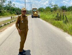 Permudah Akses Jalan Masyarakat,Camat Sentajo Raya dan PUPR Bersihkan Bahu Jalan