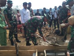Dandim 0302/Inhu Letkol Inf Emick Candra Nasution M.P.M. Hadiri Peletakan Batu Pertama Pembangunan Rumah Layak Huni di Desa Pangkalan Indarung