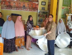 Pemdes Pulau Kijang Serahkan Bantuan bagi Pelaku UMKM