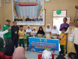 Senyum Bahagia Para Siswa yang Menerima Bantuan Perlengkapan Sekolah dari Pemerintah Desa Kampung Madura