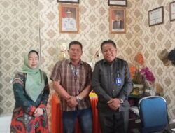 Setelah beberapa bulan berselisih paham, akhirnya wartawan dan kepala sekolah berdamai