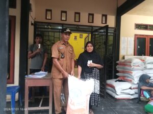 Tingkatkan Produksi Pertanian, Pemdes Pulau Kedundung Salurkan Bantuan Pupuk Kepada Para Petani