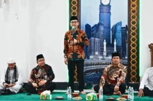 Penjabat Sekretaris Daerah (Pj Sekda) dr. H. Fahdiansyah, SpOG Sambut Kepulangan Jemaah Haji asal Kuansing, di Masjid Agung Ar-Raudhah