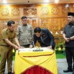 Wakil Ketua I DRPD Kuansing, Drs H Darmizar menandatangani berita acara pengesahan dua Perda Wakil Ketua I DRPD Kuansing, Drs H Darmizar menandatangani berita acara pengesahan dua Perda