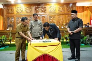 Wakil Ketua I DRPD Kuansing, Drs H Darmizar menandatangani berita acara pengesahan dua Perda