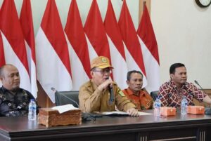 KPU dan Bawaslu Kabupaten Pakpak Bharat Tandatangani NPHD Bersama Bupati Franc Bernhard Tumanggor