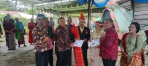 Camat Sumbul Serahkan Akta Nikah Pengantin Baru di Desa Pegagan Julu Vlll