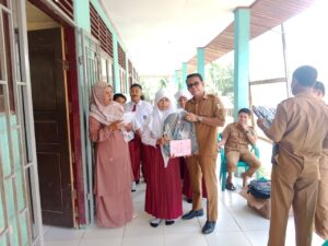 Peduli Pendidikan, Pemdes Desa Koto Inuman bagikan Seragam Sekolah Gratis untuk SD N 013 Simpang Sigaruntang dan SD N 006 Koto Inuman