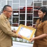 PJ. Sekda Dairi Serahkan Piagam Penghargaan Pegawai Terbaik Dinas Dukcapil Dairi