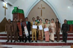 Berikan Pelayanan Prima, Kades Lau Mil Serahkan Dokumen Adminduk Lengkap Pengantin Baru di GKPI Lau Mil