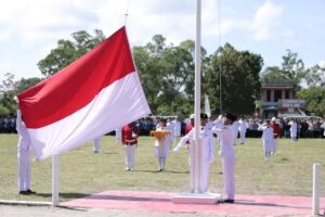 Paskibraka Kabupaten Dairi mengibarkan Bendera sangsaka Merah Putih