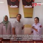 Penyerahan penetapan pasangan calon perseorangan Penyerahan penetapan pasangan calon perseorangan