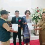 Pengantin Baru Terima Dokumen Adminduk Lengkap di Gereja Katolik Gundaling Santa Maria Dari Gunung Karamel Desa Gundaling