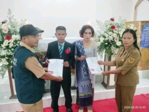 Pengantin Baru Terima Dokumen Adminduk Lengkap di Gereja Katolik Gundaling Santa Maria Dari Gunung Karamel Desa Gundaling