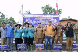 Gerakan Nasional Pengendalian Inflasi Pangan, Pj Bupati Dairi Bersama Karang Taruna Tanam Perdana Cabai dan Jagung
