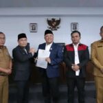 PJ, bupati Dairi dan PJ,sekda menyampaikan nota pengantar atas rancangan perubahan kebijakan umum PJ, bupati Dairi dan PJ,sekda menyampaikan nota pengantar atas rancangan perubahan kebijakan umum