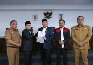 PJ, bupati Dairi dan PJ,sekda menyampaikan nota pengantar  atas rancangan  perubahan kebijakan  umum