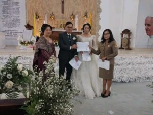 Dinas Dukcapil Dairi Serahkan Akta Pernikahan Pengantin Baru di Gereja Katholik Maria Pertolongan Orang Kristen Sidikalang