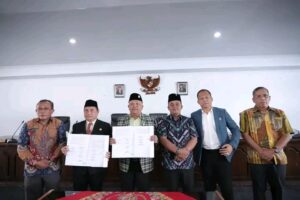 Pemkap Dairi dan DPRD melakukan penandatanganan nota kedekatan bersama