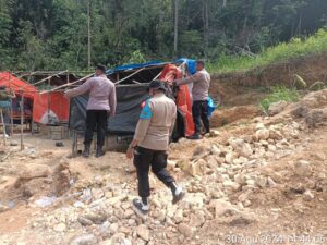 Polsek Hulu Kuantan Gandeng Koramil 08 Kuantan Mudik untuk laksanakan penertiban diduga PETI di kawasan hutan lindung Tukit Tabandang