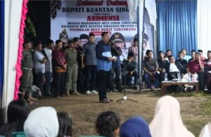 Bupati Kuantan Singingi (Kuansing) Dr. H. Suhardiman Amby, MM disambut antusias oleh masyarakat Kecamatan Hulu Kuantan