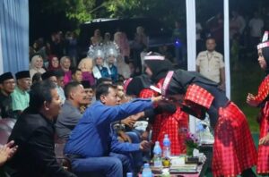 Sambutan Meriah di Berikan oleh Masyarakat Desa Kasang untuk Bupati Kuansing