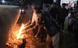 Bupati Kuansing di Sambut Antusias warga Desa Pisang Berebus Meski Sempat Diguyur Hujan