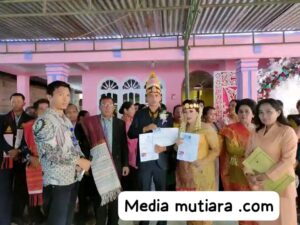 Pengantin Baru Jemaat GPSDI lae Sokan Desa Jambur Indonesia Terima Akta Pernikahan