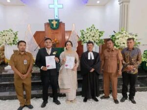 Dinas Dukcapil Dairi Serahkan Akta Pernikahan Pengantin Baru di HKBP Eben Ezer Sitinjo