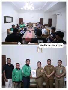 Penjabat (Pj) Bupati Dairi Surung Charles Bantjin menerima audiensi dari Sekolah Sepakbola (SSB)