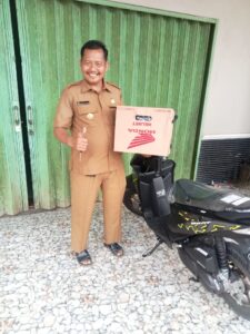Senyum Bahagia, Kades Gunung Kesiangan Terima Bantuan Motor Dinas