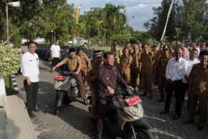 Bupati Kuansing Menyerahkan Kendaraan 108 Unit Roda Dua Untuk perangkat Desa