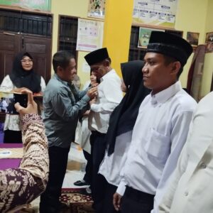 Lantik BPD Desa Pulau Kijang, Camat kuantan Hilir : Selalu Jalin Hubungan yang Harmonis dengan Kepala Desa