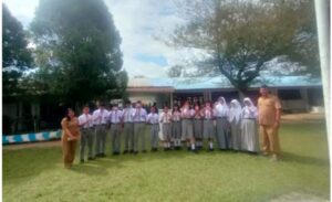 Hasil pelayanan Rekam KTP-el, Dinas Dukcapil Dairi Serahkan KTP & KIA Peserta Didik di SMAN 1 Silima Pungga Pungga