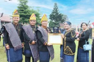 Peringatan Hut Dairi ke 77, Penjabat Bupati Dairi Serahkan Penghargaan Instansi Berkinerja Tinggi Gunakan Perkebbas