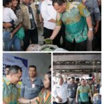 Pejabat(pj) Bupati dairi memberikan sembako kepada masyarakat didampingi kadis perindag Pejabat(pj) Bupati dairi memberikan sembako kepada masyarakat didampingi kadis perindag